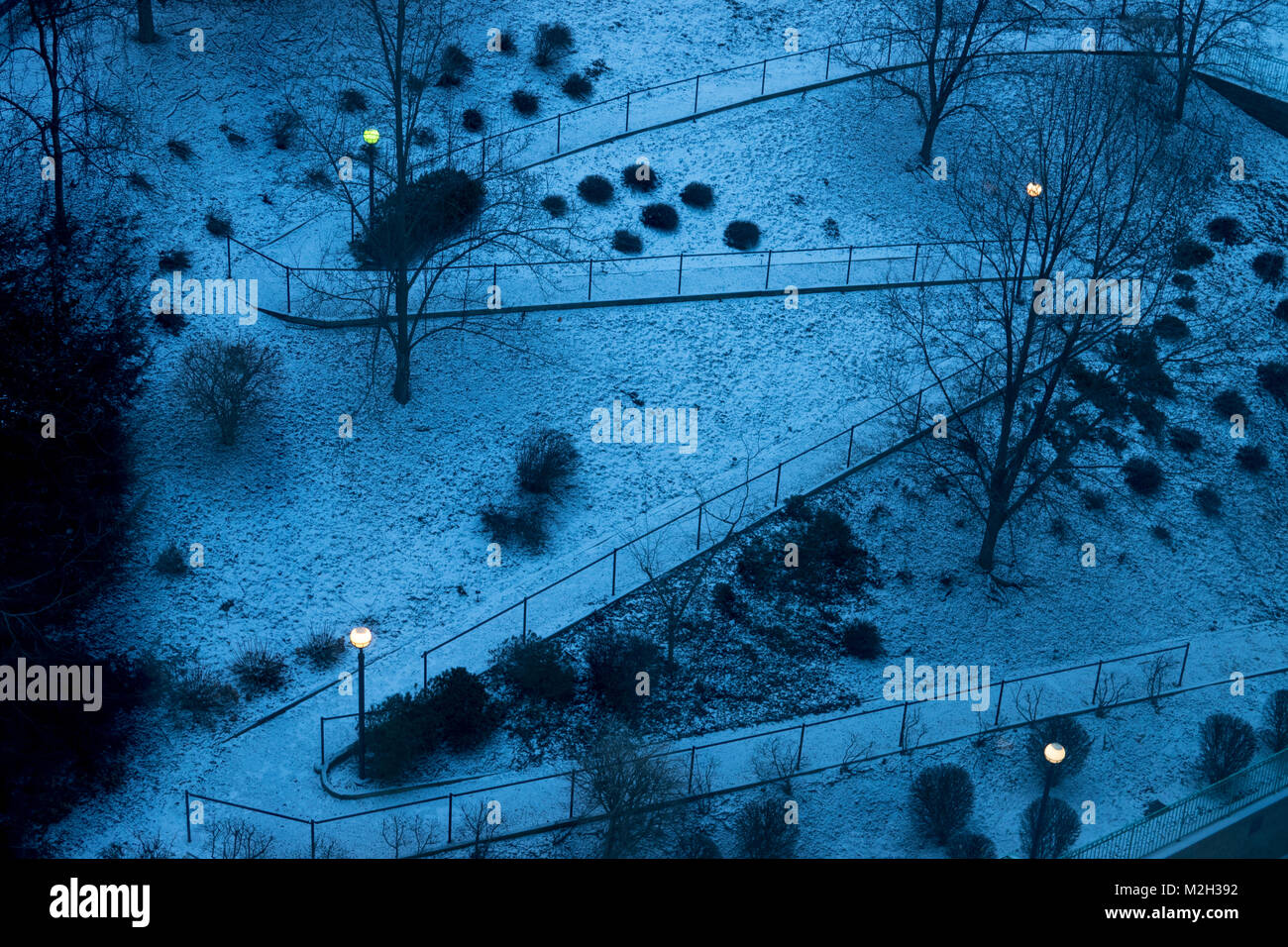 USA Pennsylvania PA Pittsburgh eine verschneite Zig Zag Gehweg auf einem Hügel in der Dämmerung Dämmerung Abend Stockfoto