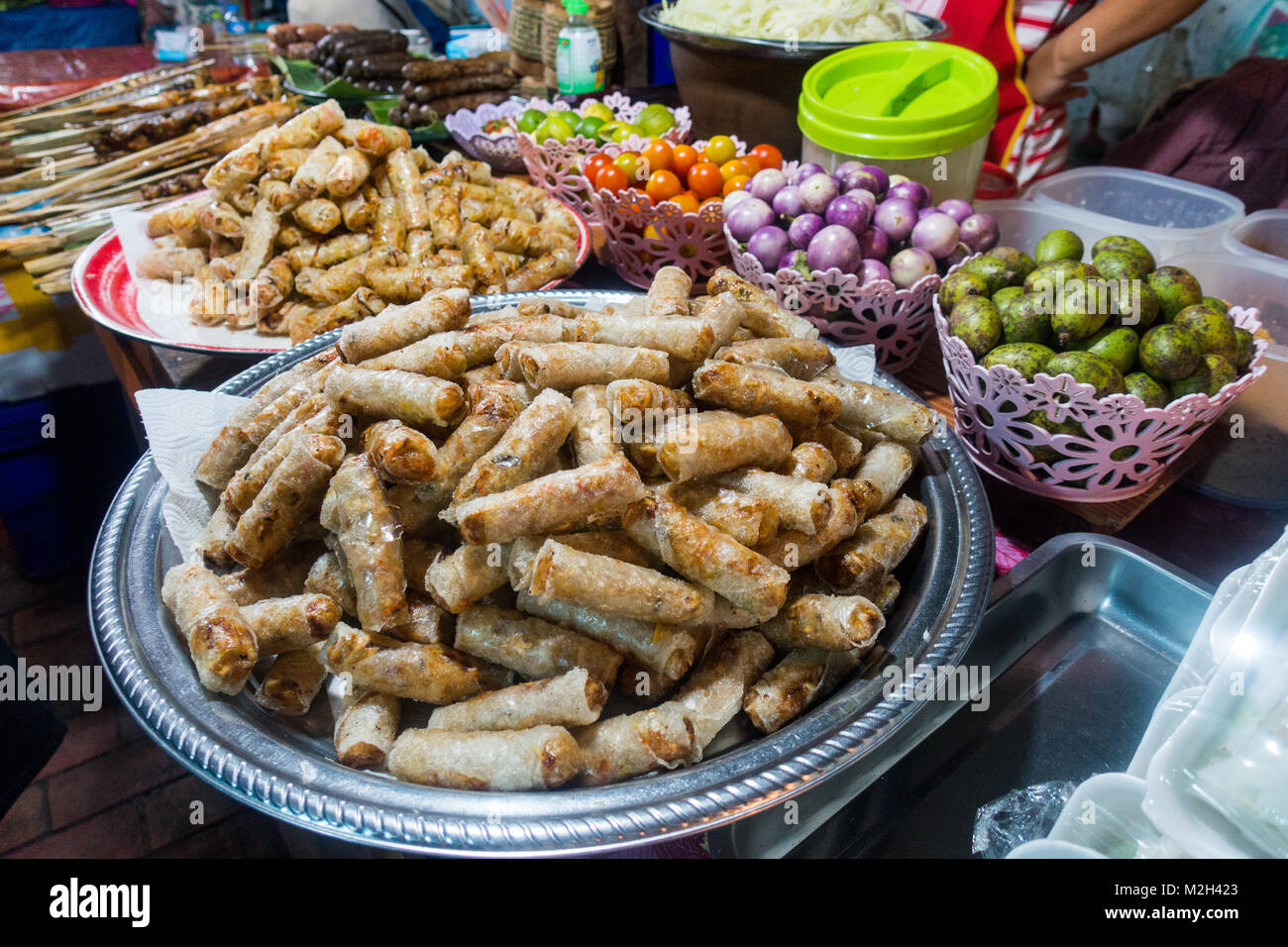 Frühlingsrollen am Markt in Laos. Stockfoto