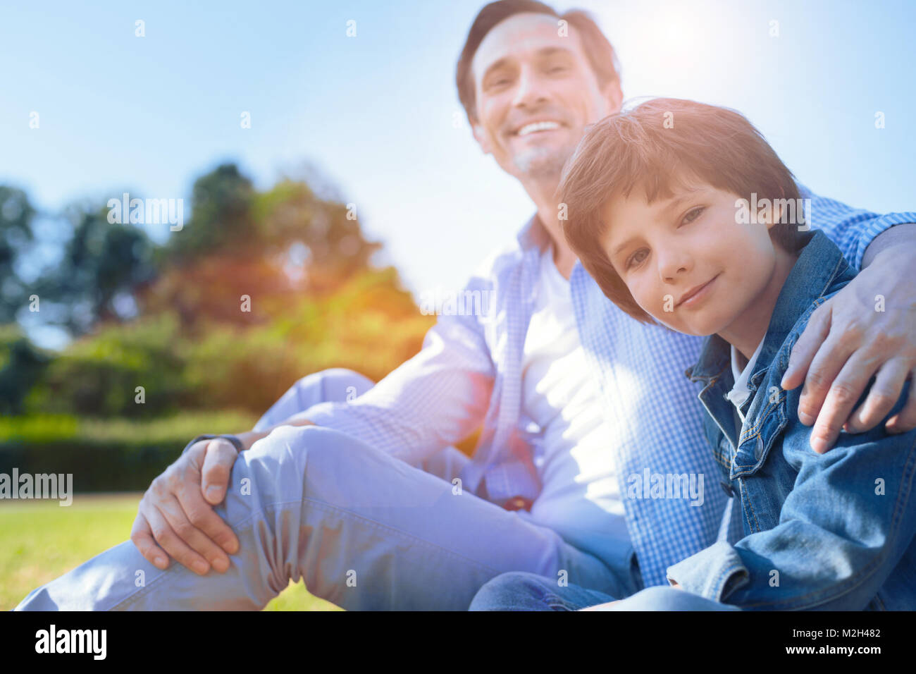Liebevoller Vater seinen Sohn im Freien umfassen Stockfoto