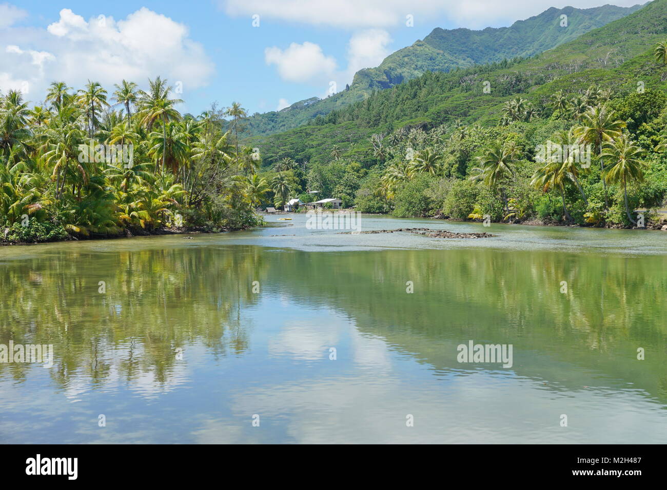 Ein Kanal mit Stein fischfalle zwischen dem See Fauna nui und den Ozean, Insel Huahine, Südpazifik, Französisch Polynesien Stockfoto
