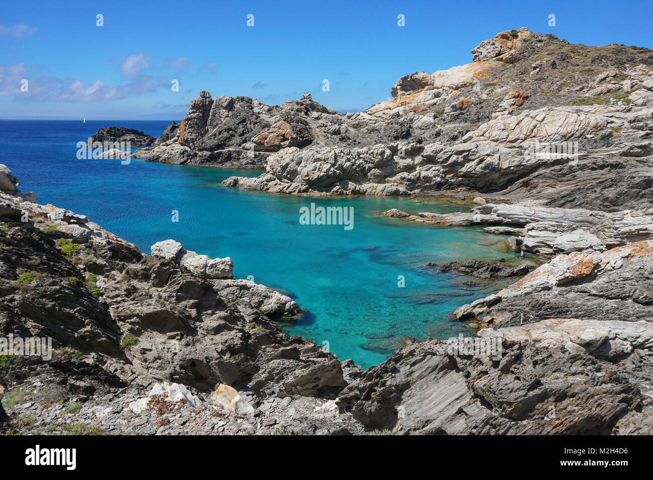 Felsigen Ufer mit klarem Wasser im Naturpark Cap de Creus, Mittelmeer, Spanien, Costa Brava, Alt Emporda, Katalonien Stockfoto