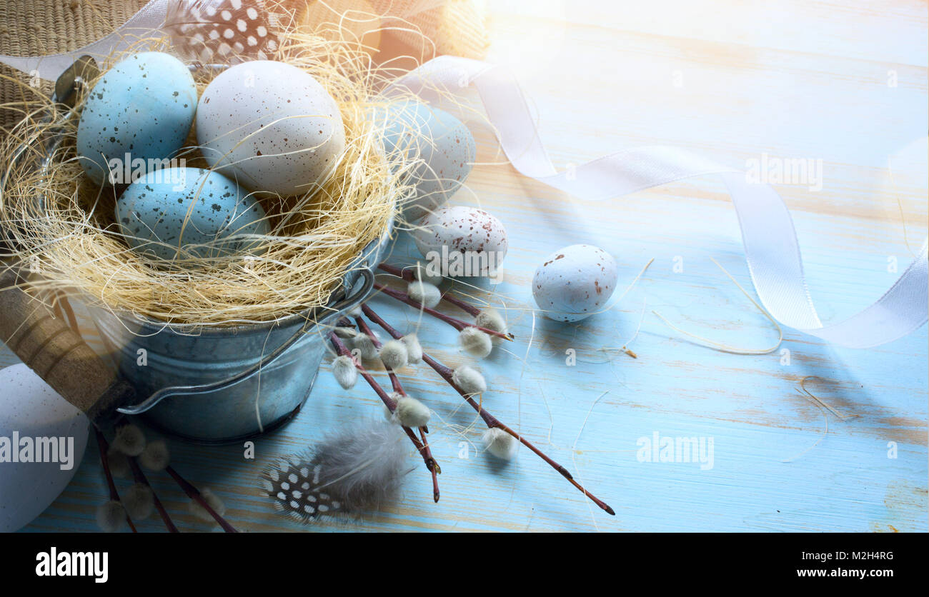 Frohe Ostern, Ostereier auf blauen Tabelle Hintergrund Stockfoto
