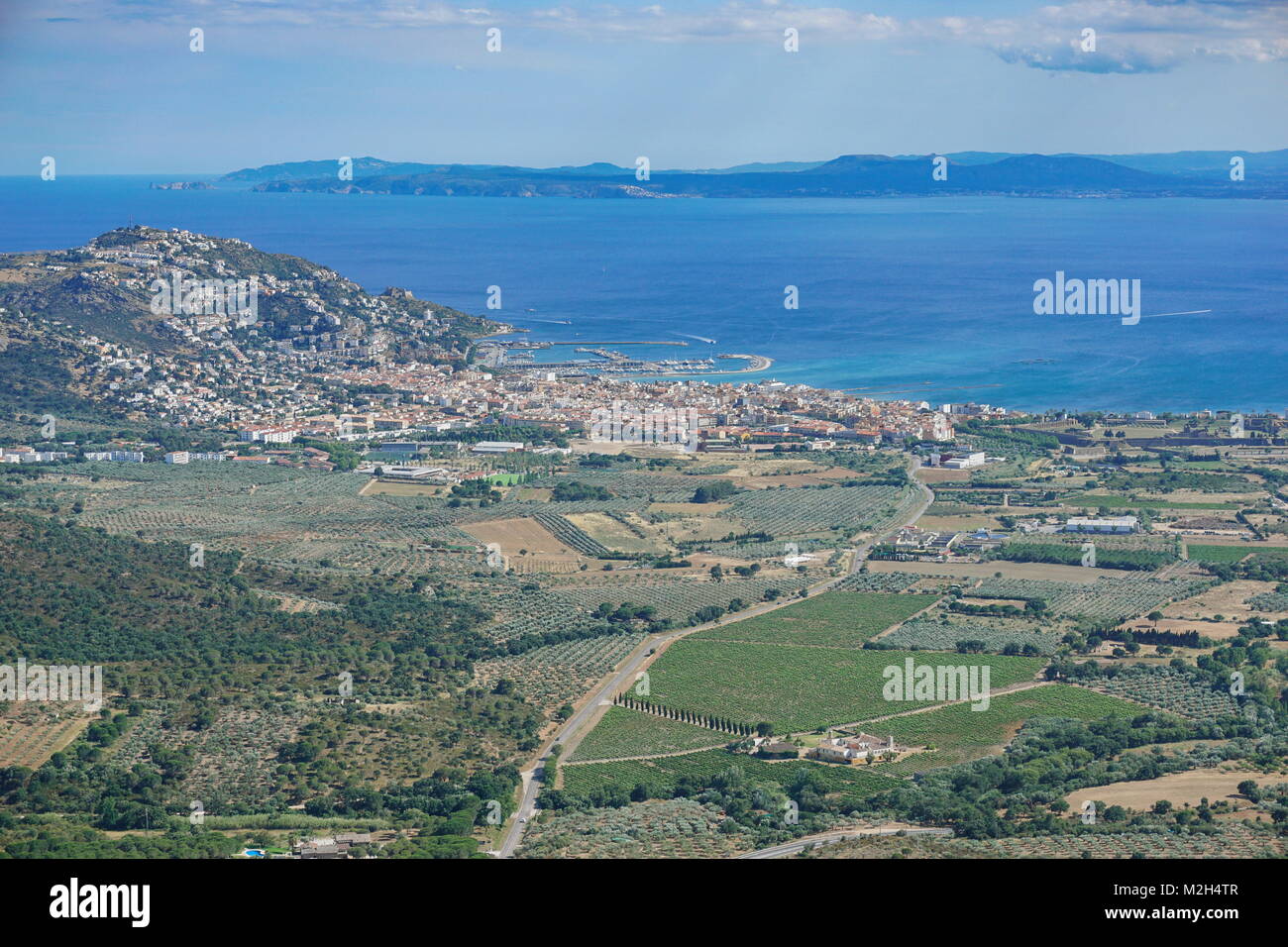 Spanien Blick über die Stadt der Rosen am Mittelmeer mit Olivenhainen und Weinbergen, Feldern, Costa Brava, Girona, Katalonien Stockfoto