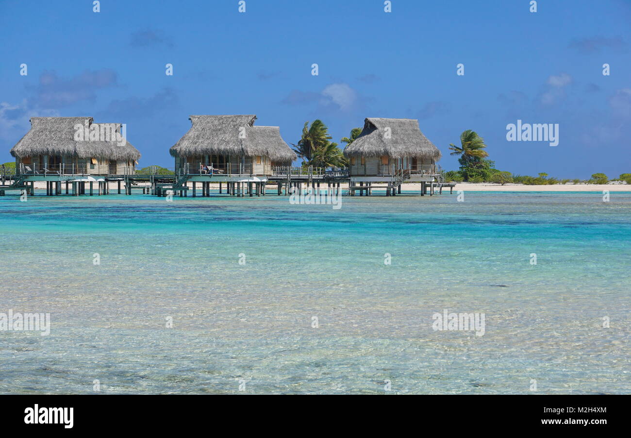 Tropische Bungalows über Wasser in die Lagune, Tikehau Atoll, Tuamotus, Französisch Polynesien, Pazifik, Ozeanien Stockfoto