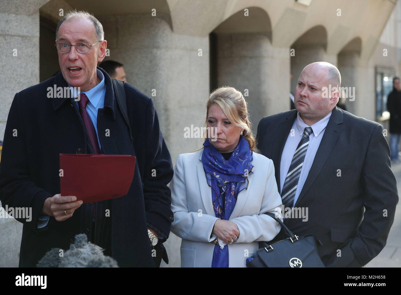 Denise Fergus, die Mutter des ermordeten toddler James Bulger und ihrem Mann Stuart (rechts), hören als Aussage ausgelesen wird, außerhalb des Old Bailey, London, nachdem einer seiner Mörder, Jon Venables, wurde im Old Bailey für 40 Monate ins Gefängnis, nachdem er zuließ, in mehr als Tausend unanständige Bilder von Kindern und Kindesmissbrauch. Stockfoto