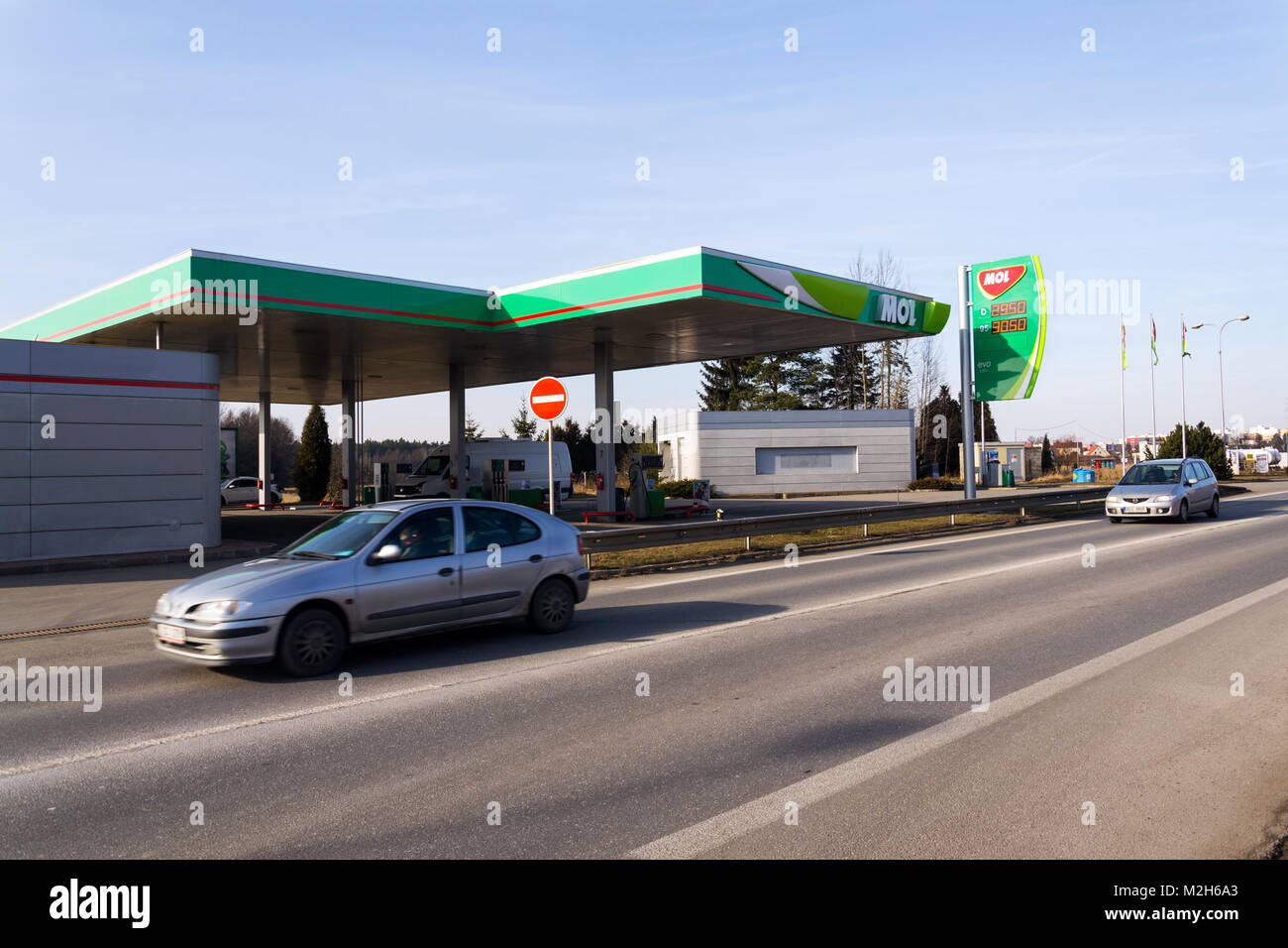 TABOR, tschechische Republik - 6. FEBRUAR 2018: MOL Gruppe internationale Öl- und Gasunternehmen Logo auf der Tankstelle am 6. Februar 2018 in Tabor, Tschechische Republik Stockfoto