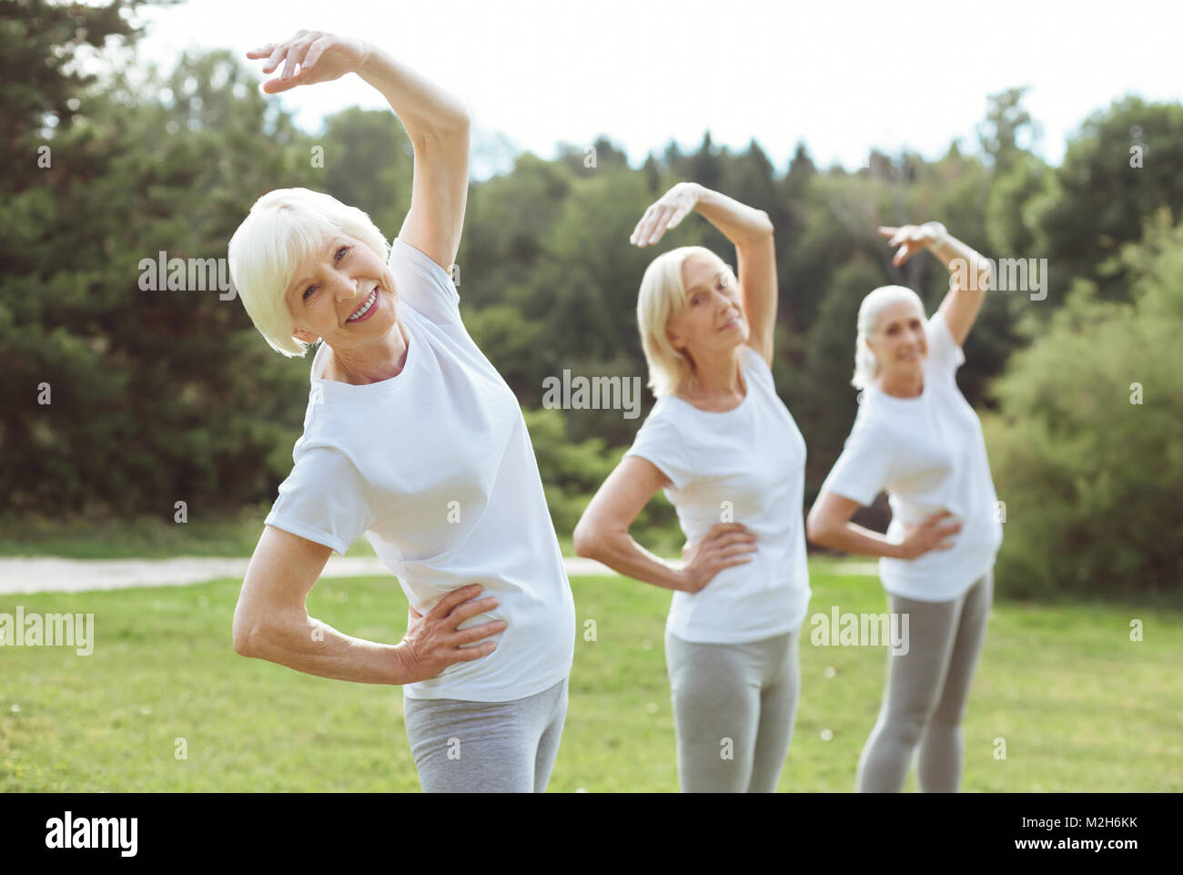 Happy gealterte Frau genießen Sie die Übung Stockfoto Happy gealterte Frau genießen Sie die Übung Stockfoto