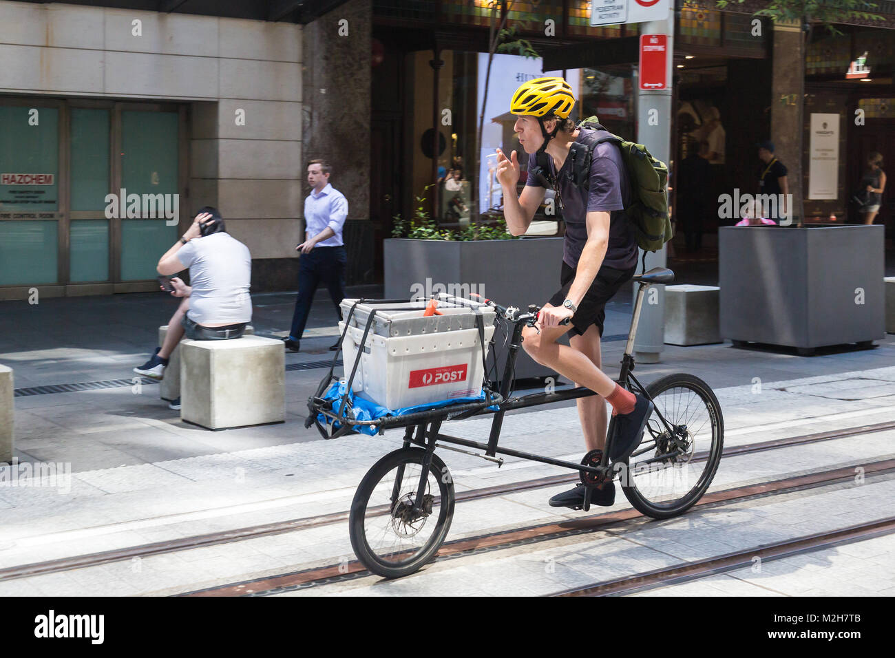 Ein Zyklus Kurier raucht entlang der neuen Light Railway construction, George Street, Sydney. Stockfoto