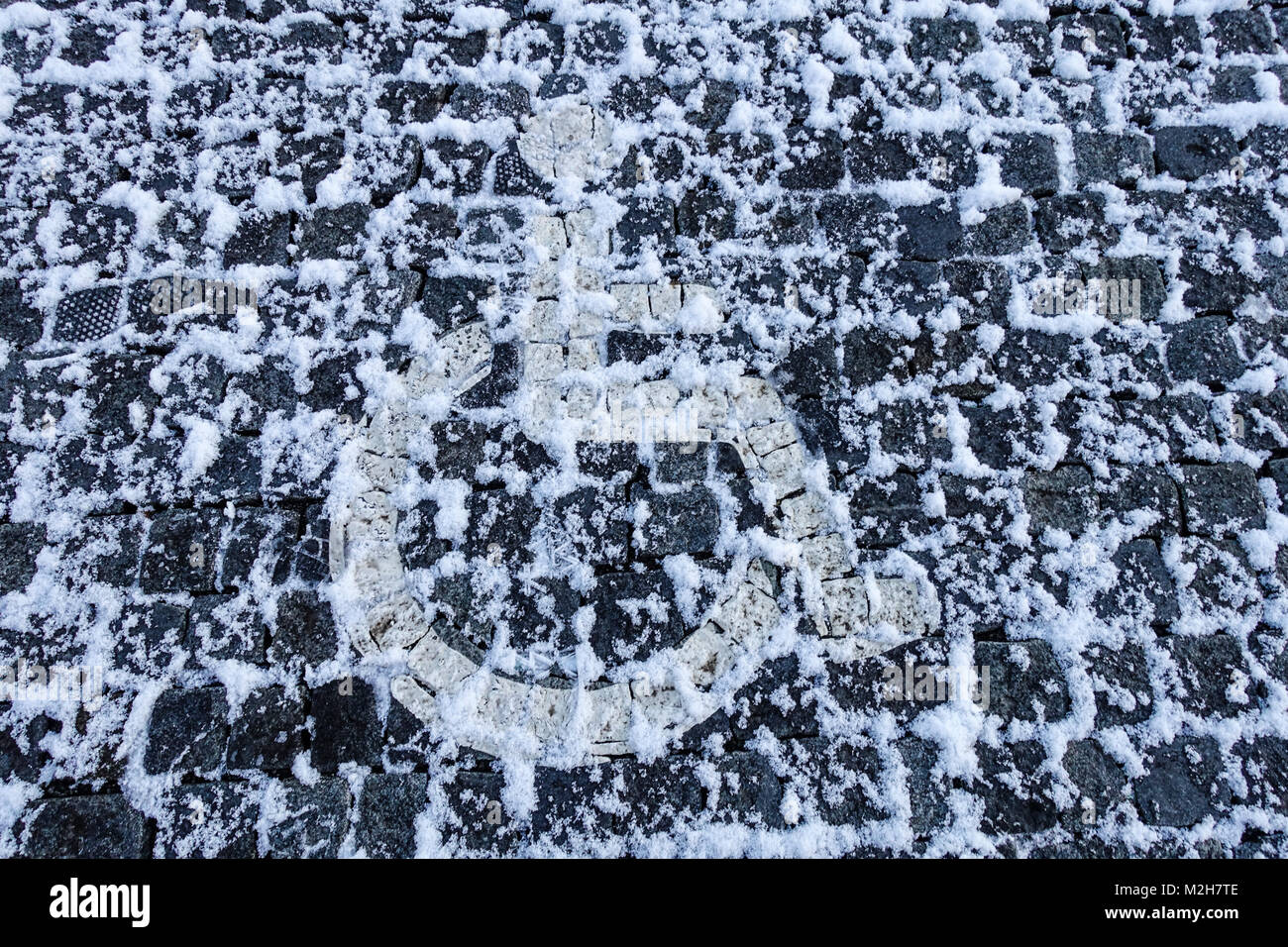Symbol für Behindertenparkplatz, Schneestruktur, Schnee Stockfoto