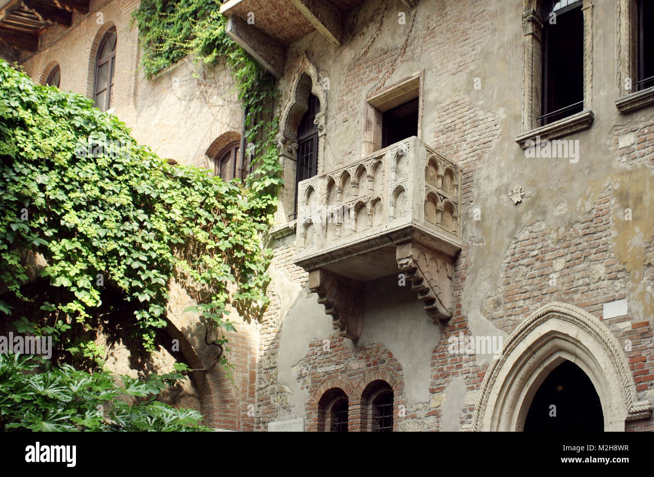 Die berühmten antiken Fassade des Gebäudes mit dem Balkon der Julia Capulet in Verona, Italien Stockfoto