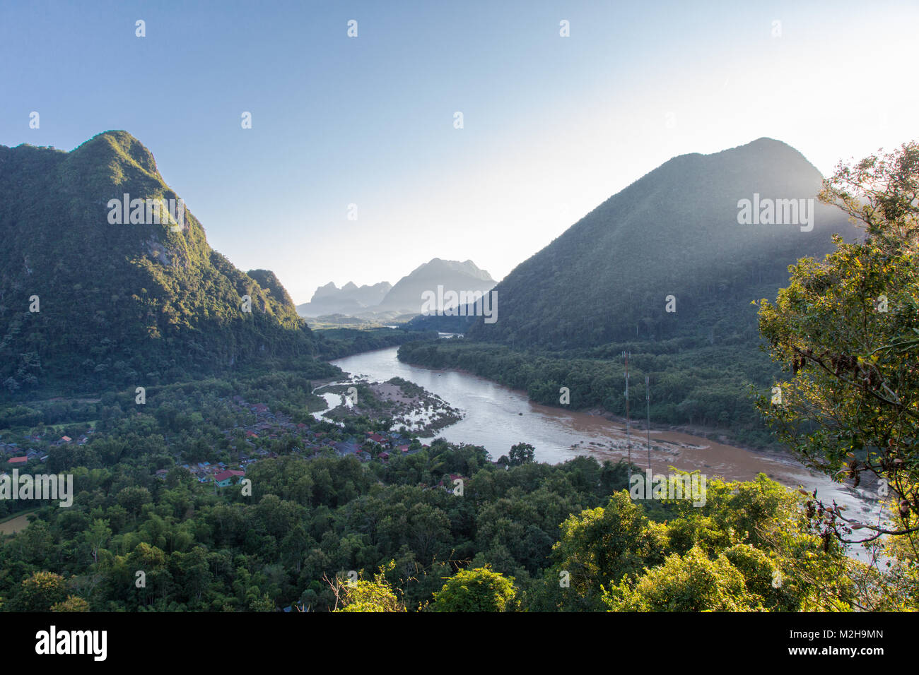 Vie Von der Oberseite eines Hügels nach Muang Ngoi Khao, nördlichen Laos, Südostasien Stockfoto