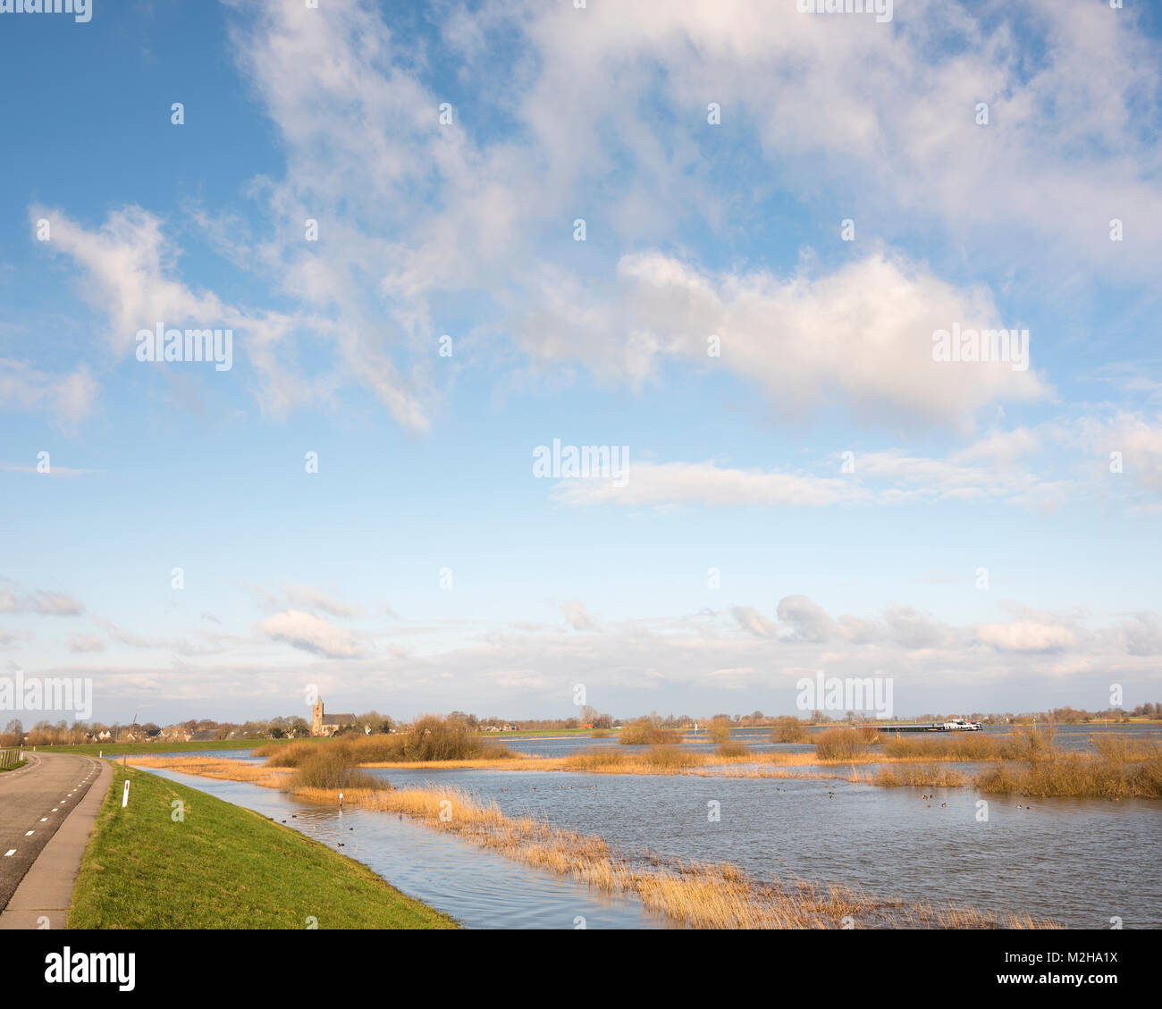Schiff auf dem Fluss Ijssel in der Nähe von zalk zwischen Zwolle und Kampen in den Niederlanden Stockfoto
