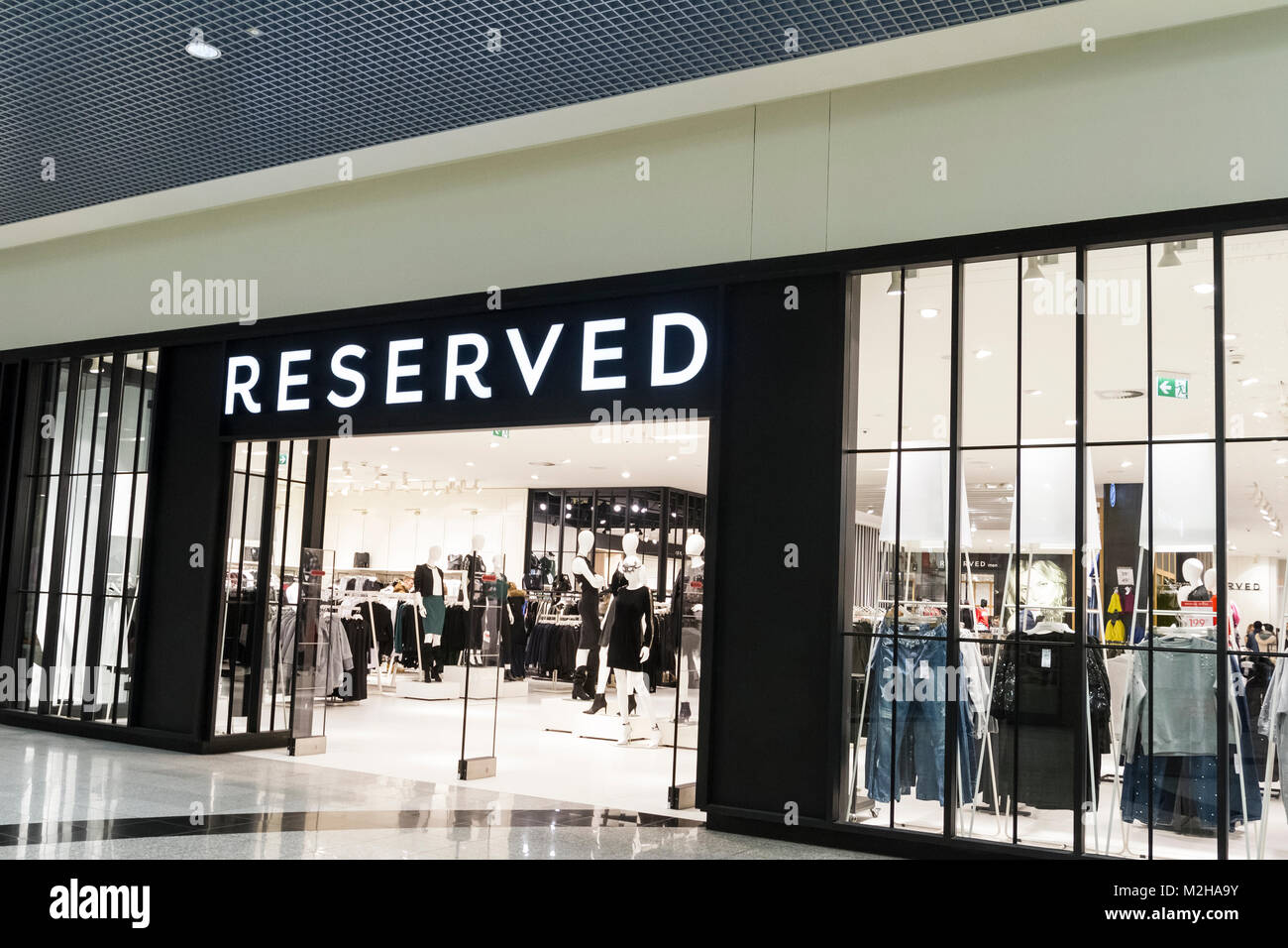 In ZAMOSC, Polen - 5 Dezember, 2017: Reserviert Speicher bei Galeria Shopping Center. Reserviert ist ein polnischer Clothing Store Kette. Stockfoto