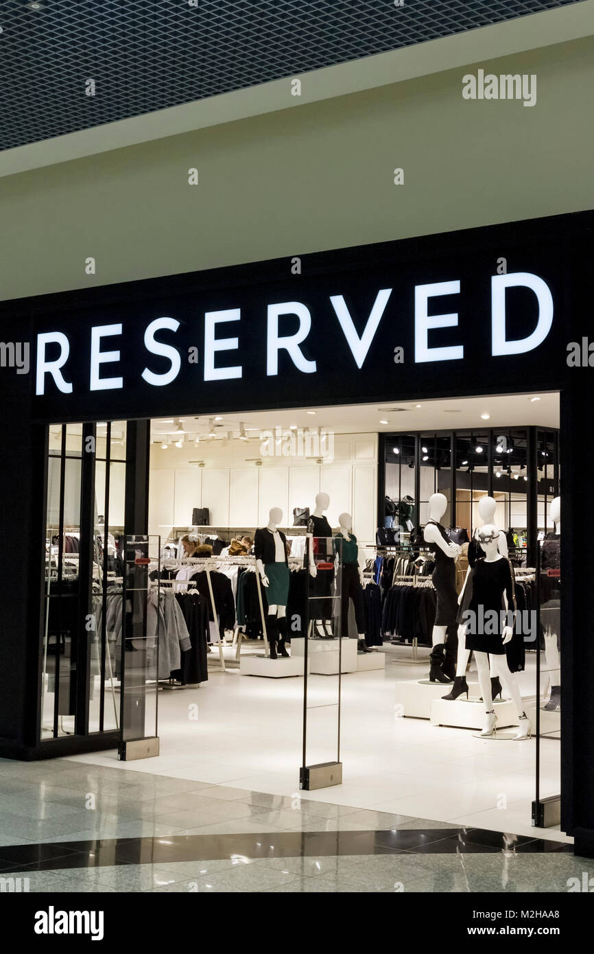 In ZAMOSC, Polen - 5 Dezember, 2017: Reserviert Speicher bei Galeria Shopping Center. Reserviert ist ein polnischer Clothing Store Kette. Stockfoto