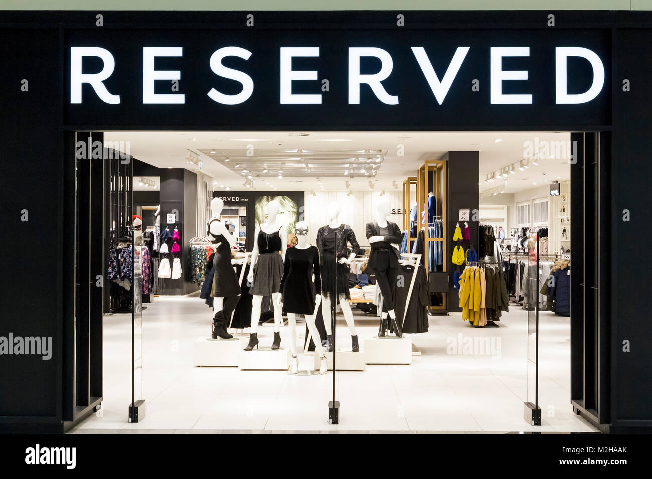 In ZAMOSC, Polen - 5 Dezember, 2017: Reserviert Speicher bei Galeria Shopping Center. Reserviert ist ein polnischer Clothing Store Kette. Stockfoto