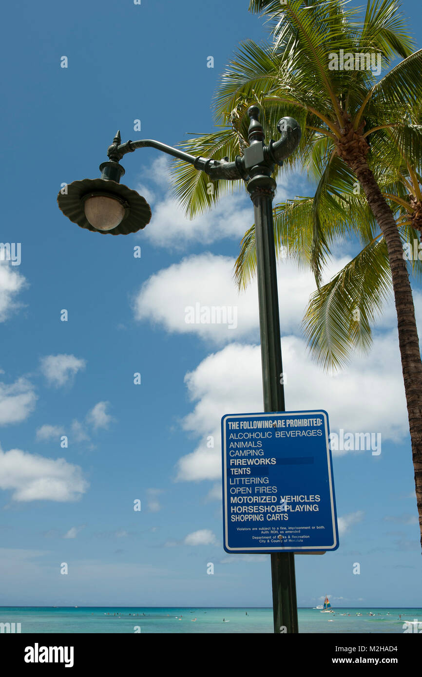 Mit Liste der prohibitied Tätigkeiten, einschließlich "Hufeisen". Waikiki, Honolulu, Hawaii, USA Stockfoto