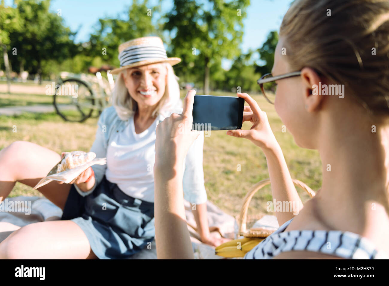 Hübsches nettes Mädchen Aufnehmen von Fotos Stockfoto