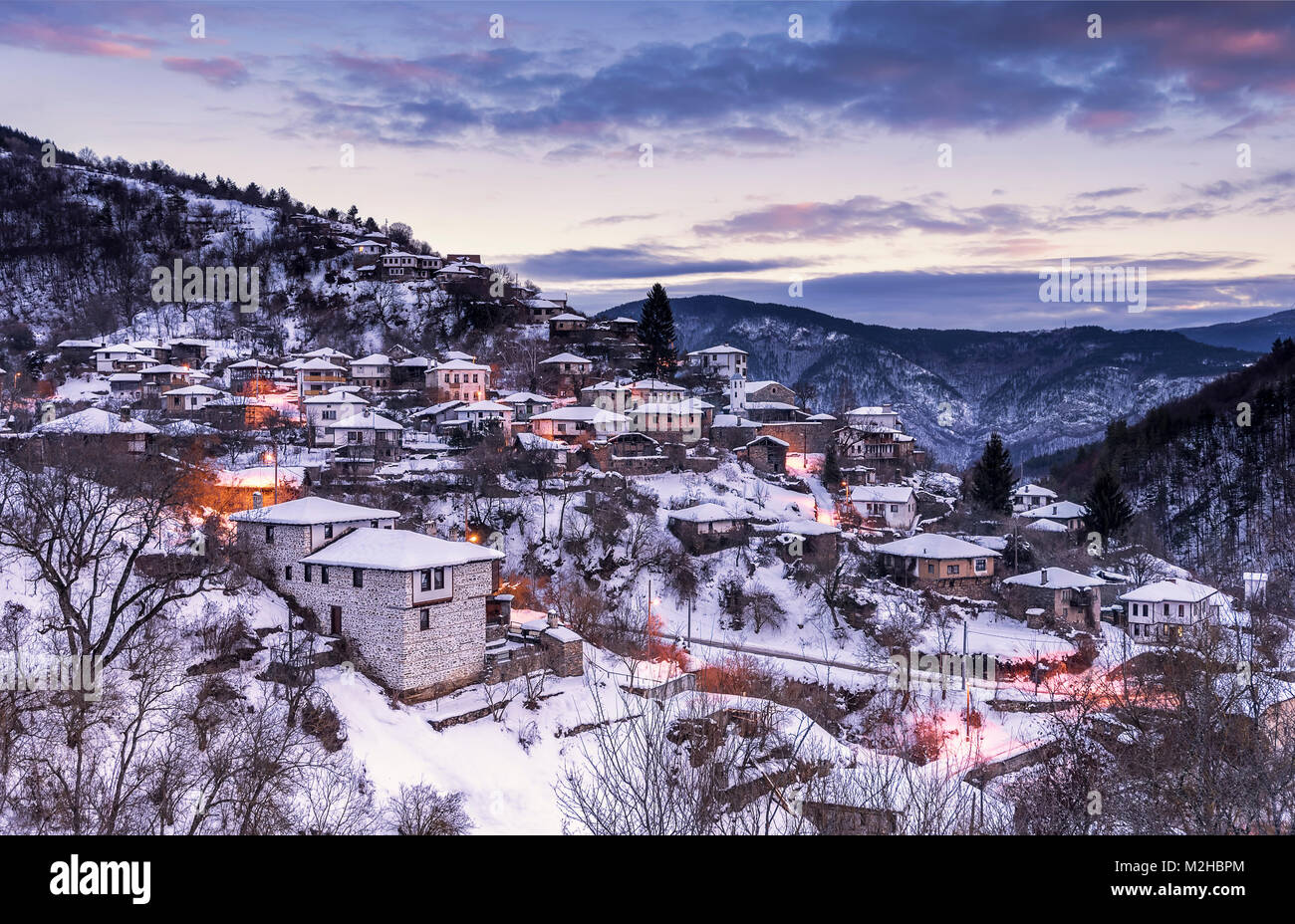 Winter im Kosovo - wunderschöne Bergdorf in Rhodopi Mountain, Bulgarien Stockfoto