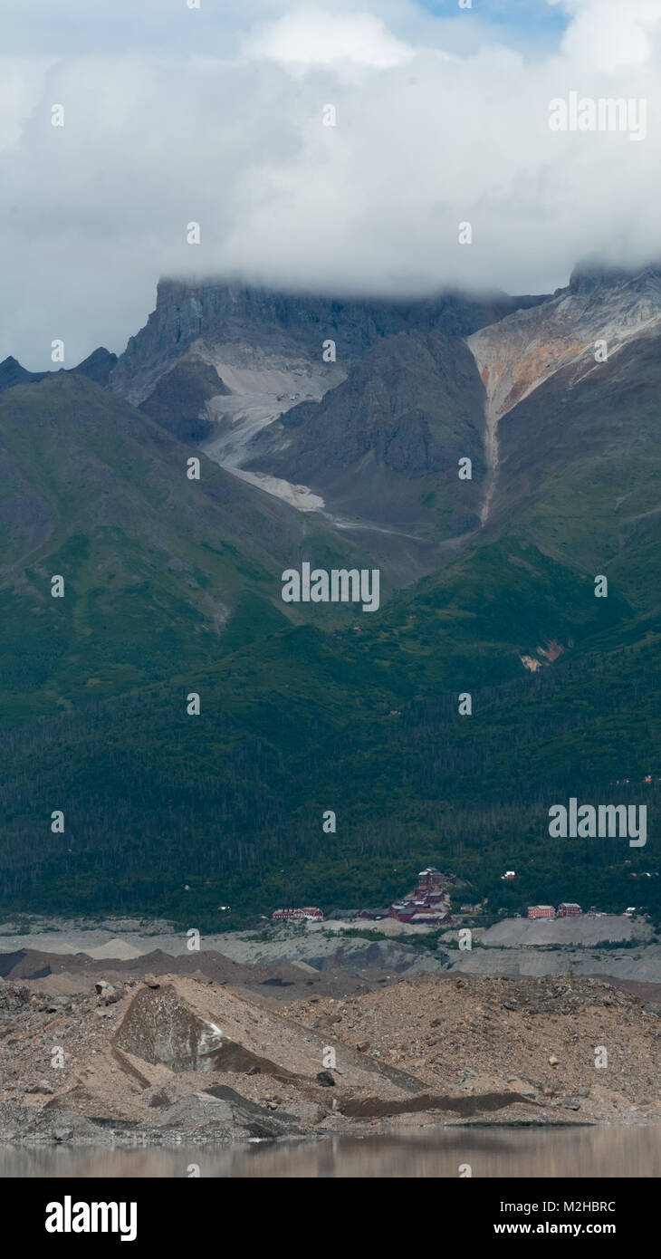 Die massive Kennicott Mine ist durch den extrem hohen Berg dahinter in den Schatten gestellt. Stockfoto