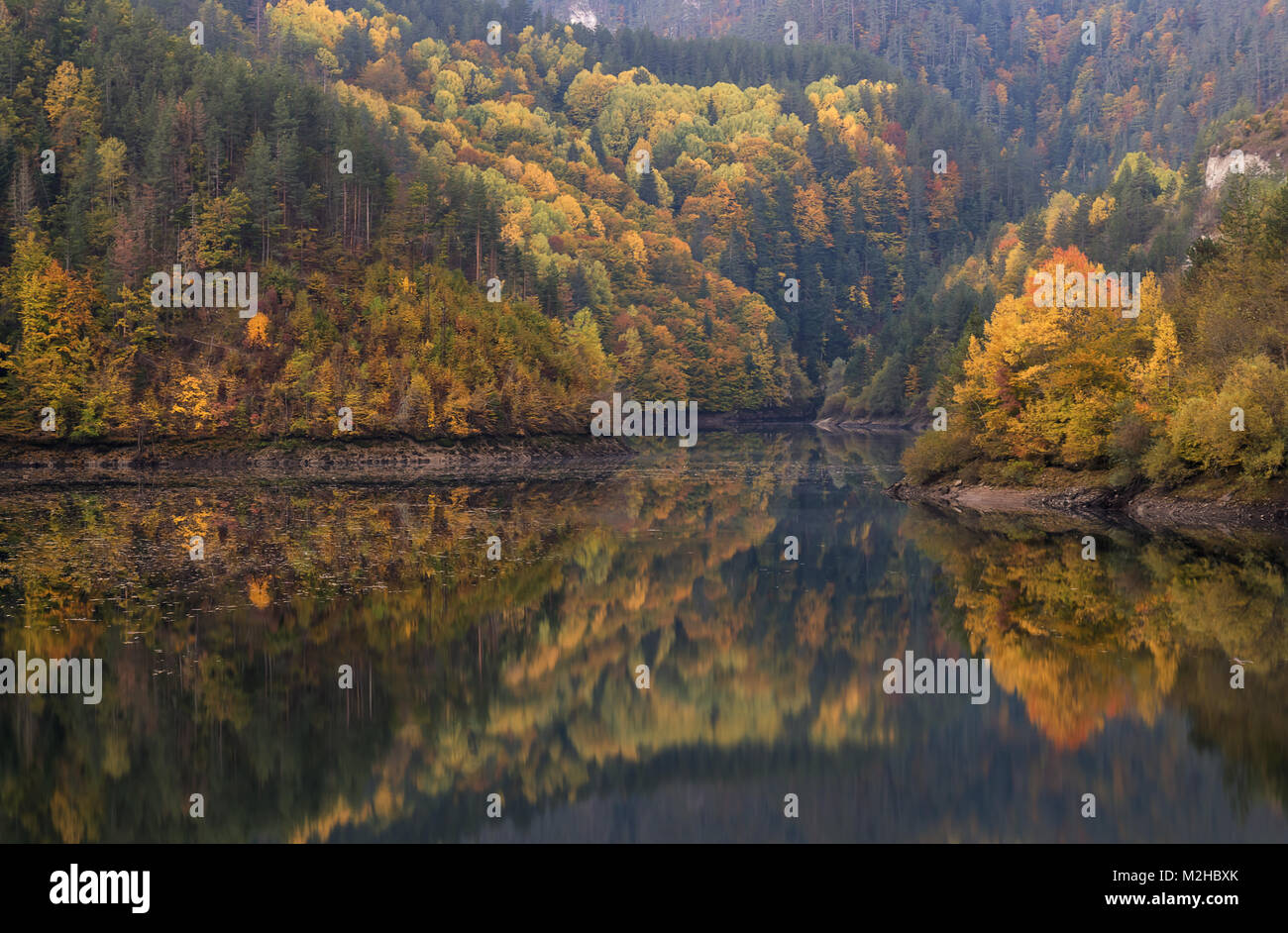 Herbst in Bulgarien Teshel dam Stockfoto