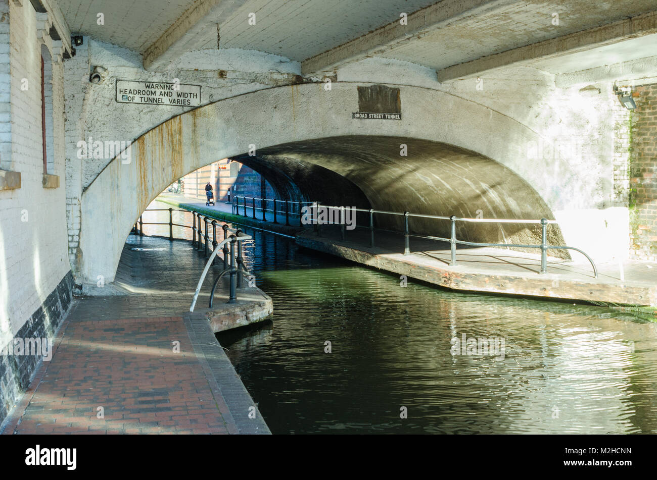 Die Broad Street Tunnel ermöglicht das Birmingham Canal alte Linie unter der Broad Street im Zentrum von Birmingham, UK zu starten Stockfoto