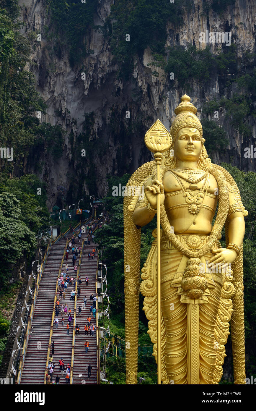 Kuala Lumpur, Malaysia - 3. November 2014: Treppe, die zu den Top Batu Höhlen, in Malaysia befindet sich mit dem höchsten Statue von Lord Muruga im w Stockfoto