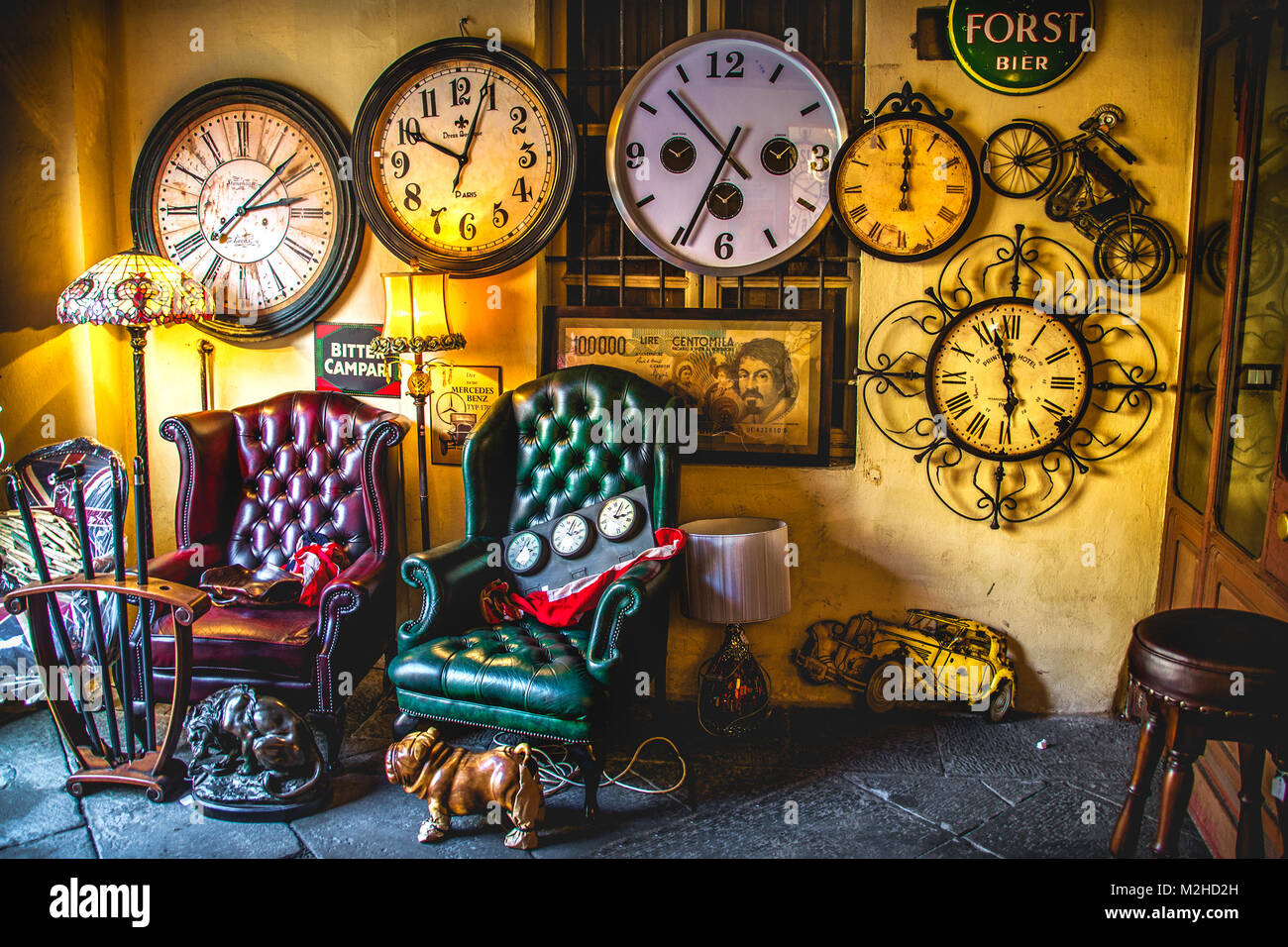Exzentrische vintage Wohnzimmer Sessel Uhren Hintergrund Antique Shop Stockfoto