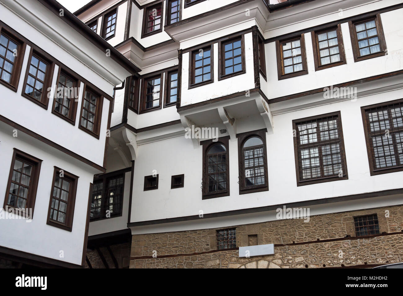 Alte Gebäude weiße Wand und Holzfenster Ohrid Mazedonien Stockfoto