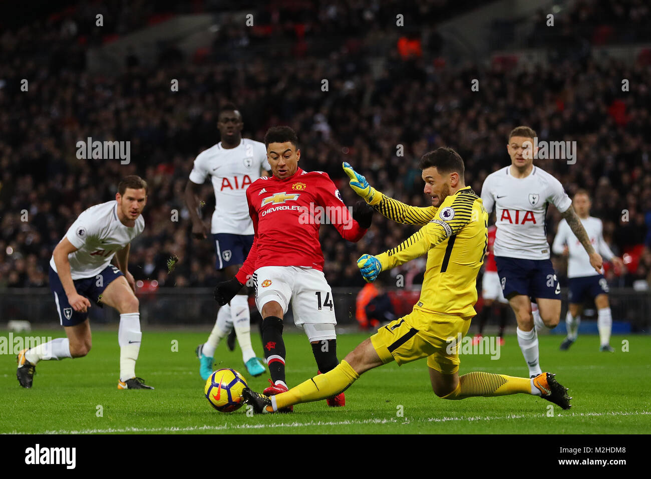 Jesse Lingard von Manchester United geht durch auf das Tor zu schießen, aber seine Bemühung wird von Hugo Lloris von Tottenham Hotspur - Tottenham Hotspur v-Mann gespeichert Stockfoto