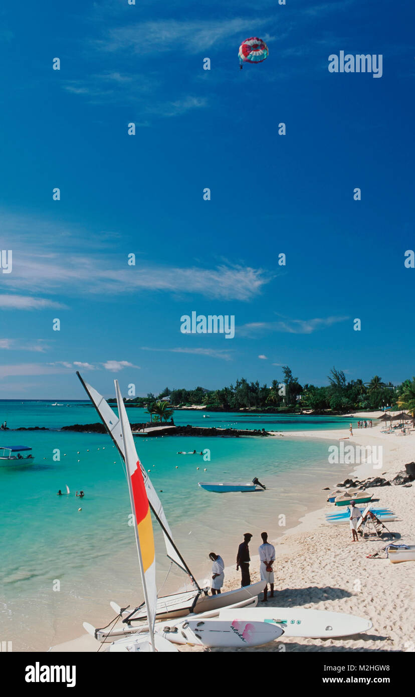 Segeln Boote am Strand von Royal Palm Hotel in Grand Baie, Mauritius Stockfoto