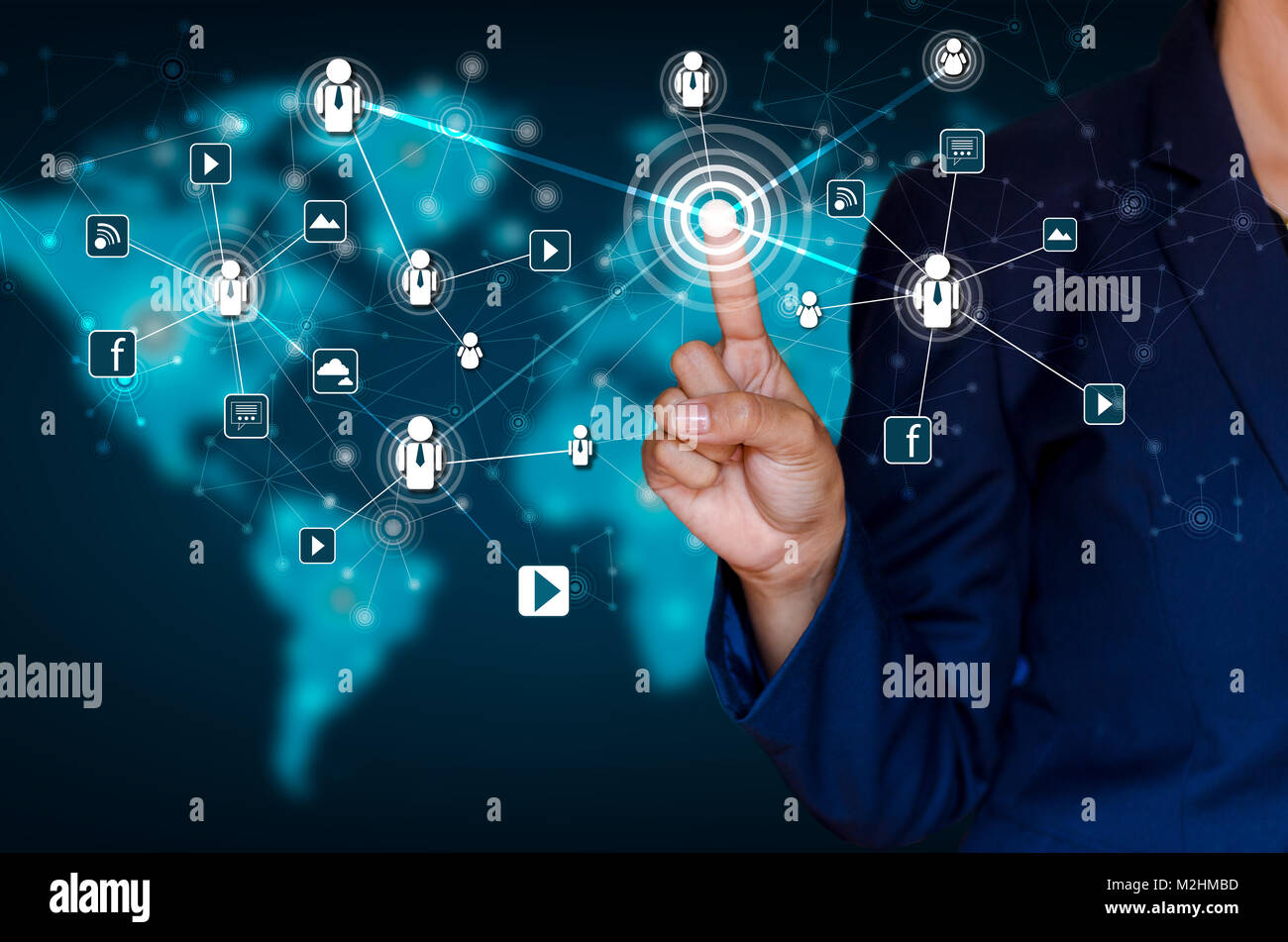 Communication Technology Network World Map Geschäftsmann mit modernen sozialen Tasten auf einem virtuellen Hintergrund Stockfoto