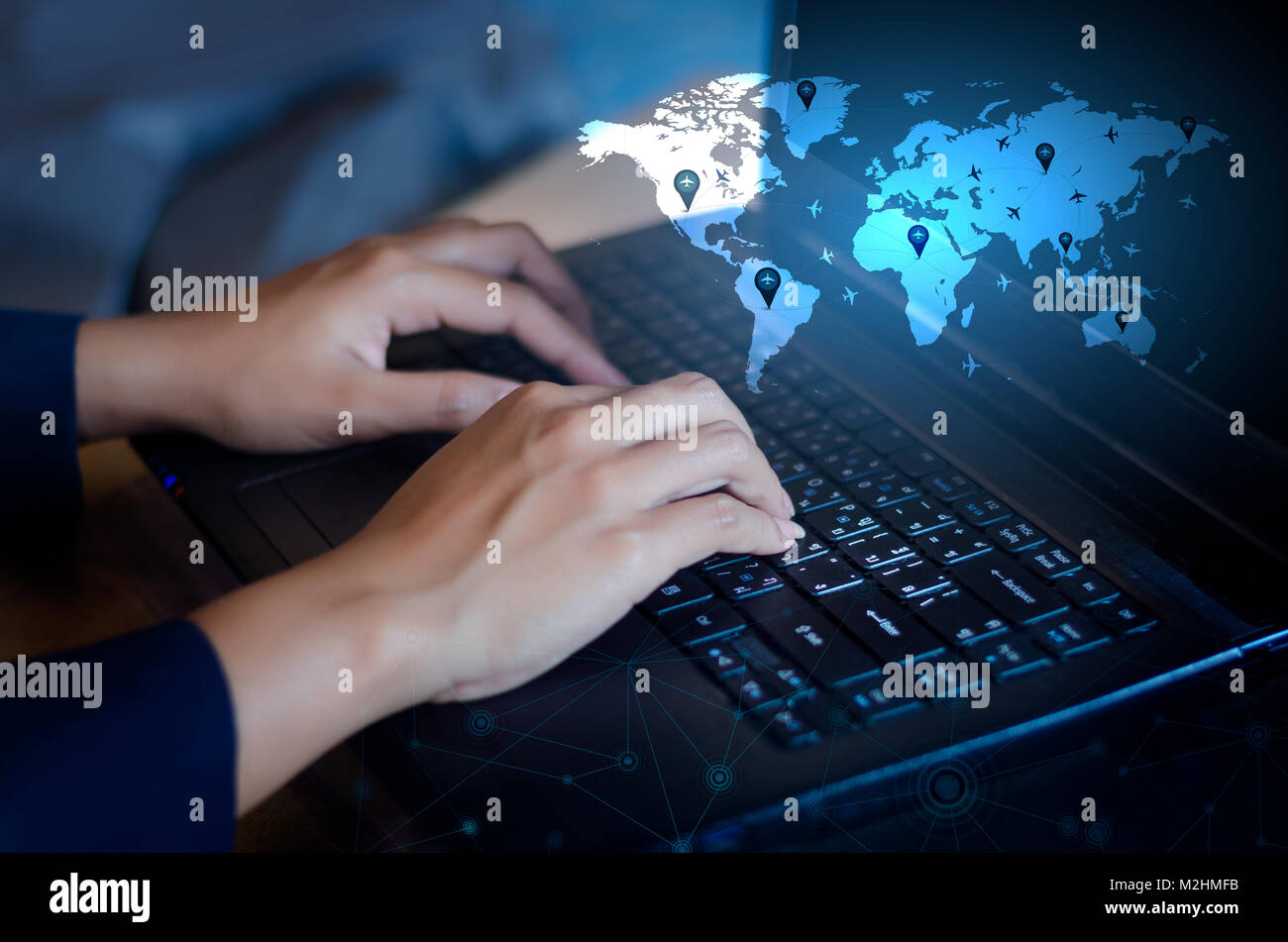Drücken Sie die Eingabetaste, um den Computer.Business Logistik Kommunikation Netzwerk Karte Welt Nachricht senden Verbinden weltweit Hand Tastatur Communications net Stockfoto