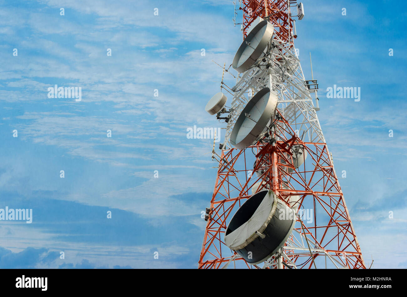 Telecommunication Tower Antenne in den klaren Himmel Stockfoto