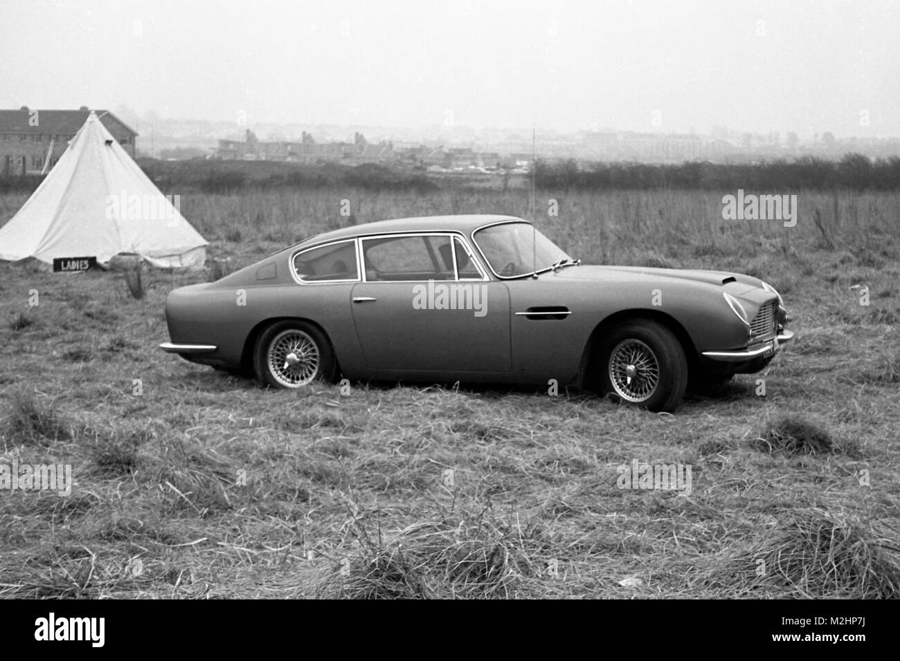 Aston Martin DB6 bis zum Jahr 1968 Nationale 24-Std.-Pedal Car Rennen von Innes Ireland, fahrende Journalist und ehemalige Formel-1-Fahrer, der begonnen und beendete das Charity Event und überreichte die Preise angetrieben. Das Rennen, am ehemaligen Whitchurch Flughafen vom 1. bis 2. März stattfand, war Teil der Bristol Universität Rag Woche und lockte 100 Einträge aus Hochschulen, Unternehmen und Universitäten aus der ganzen Vereinigten Königreich. Stockfoto