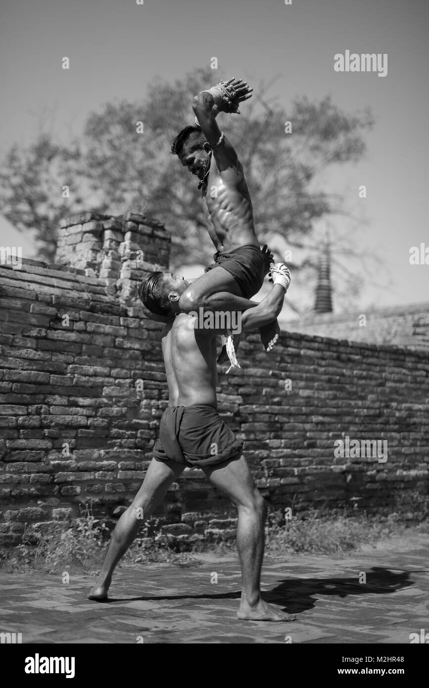 AYUTTHAYA, THAILAND - Dezember 17: Zwei alte Kämpfer, bekannt als Muay Thai Kämpfen in der archäologischen Stätte am 17. Dezember 2017 in Ayutth Stockfoto