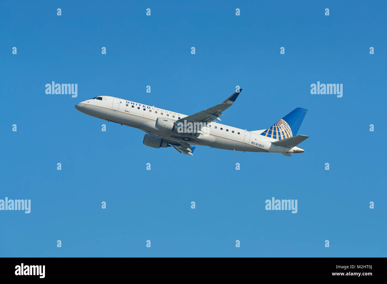 United Express Embraer E-175 E-Jet, betrieben von SkyWest Airlines, Klettern entfernt vom internationalen Flughafen von Los Angeles, LAX, Kalifornien, USA. Stockfoto