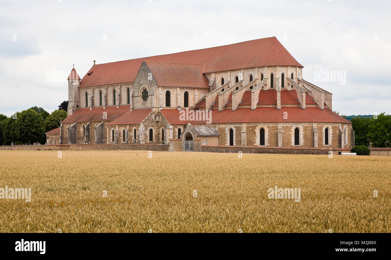 Pontigny Abteikirche Außenansicht von Südwest 1145-1206 erbaut. Größte erhaltene Zisterzienserkirche in Essenrode Gesamtlänge 108 m Stockfoto