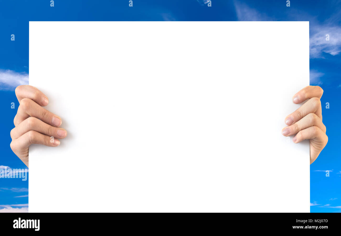 Hände halten einen leeren weißen, blauen Himmel Hintergrund Stockfoto
