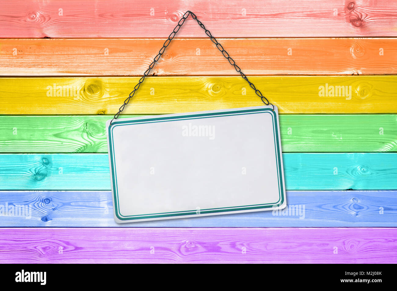 Blech Schild auf einem Pastell bunten Regenbogen bemalt Holzplanken Hintergrund Stockfoto