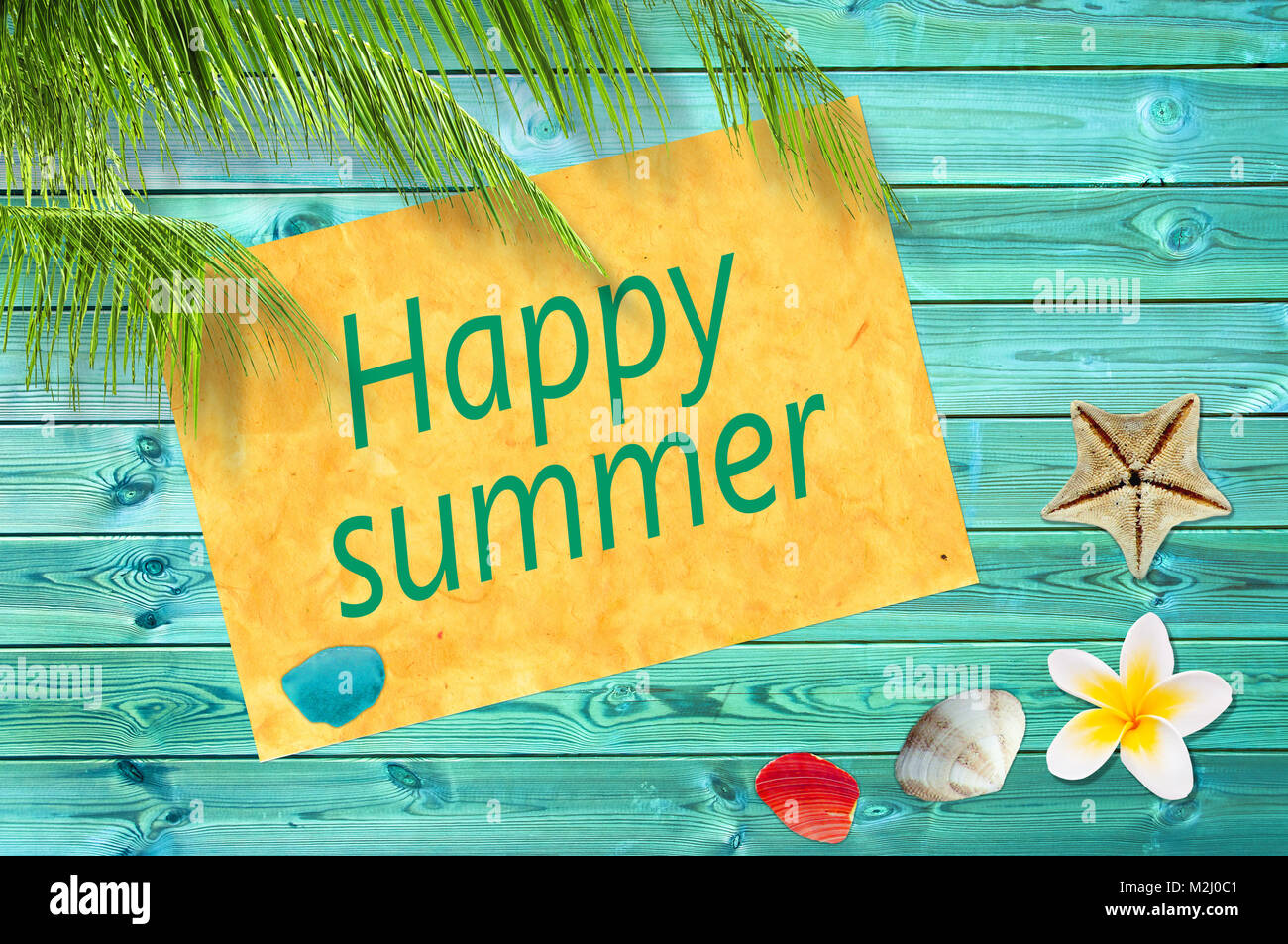 Happy Sommer auf einem Papier auf bunten Holz Hintergrund mit Palmen und Muscheln geschrieben Stockfoto