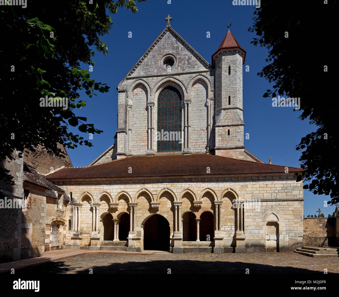 Pontigny Abteikirche Ansicht von Westen, erbaut 1145-1206 Vorhalle. Ansicht von Westen mit Vorhalle Stockfoto