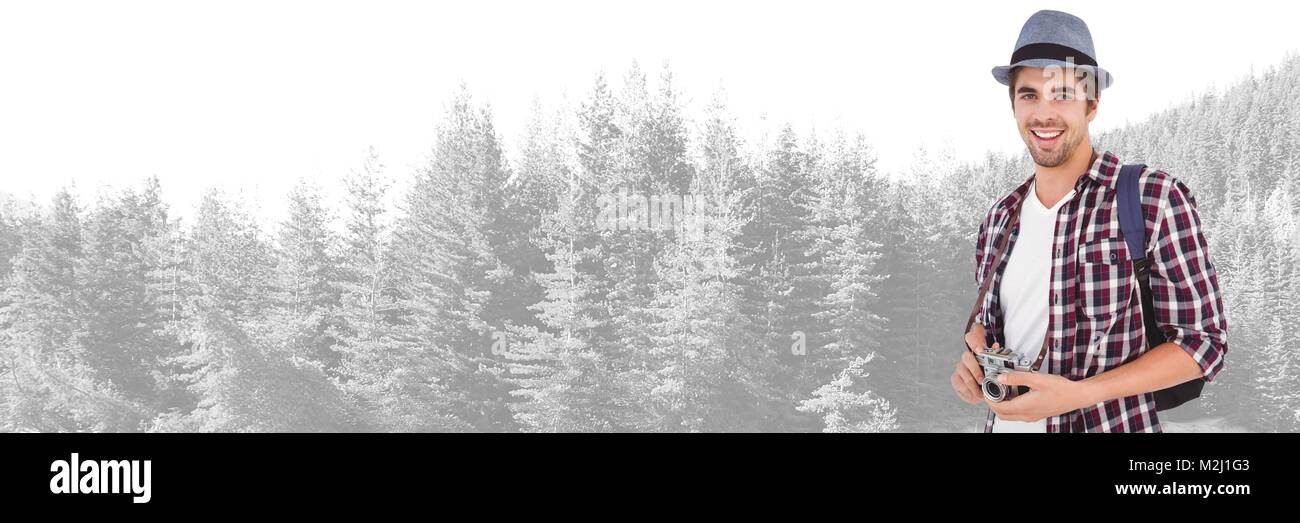 Reisen Mann mit Kamera und Tasche vor wald landschaft Stockfoto