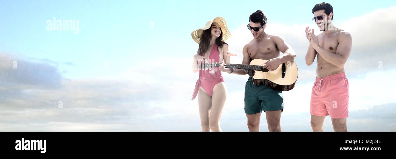 Freunde, Gitarre zu spielen und Spaß haben im Urlaub schwimmen tragen Stockfoto