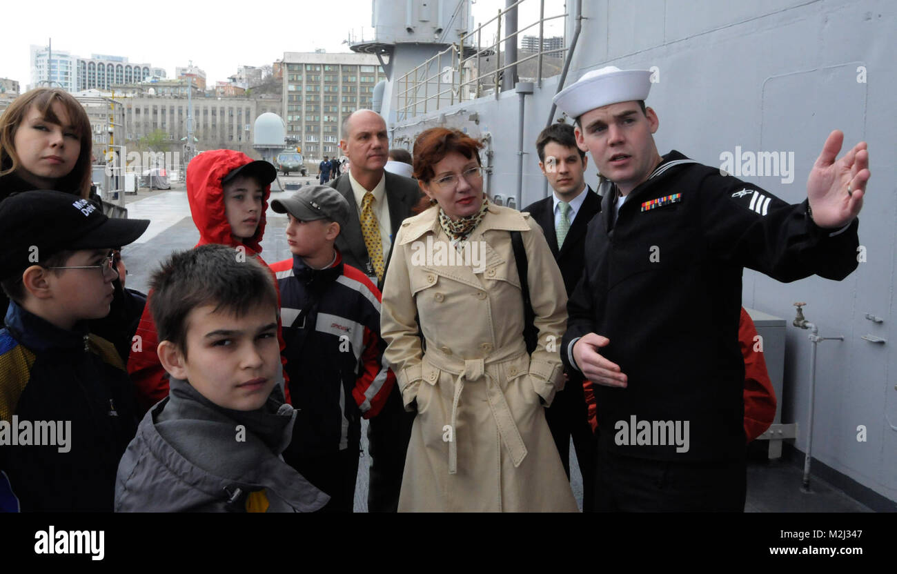 100510-N-1675 O-337 Wladiwostok, Russland (10. Mai 2010) Mass Communication Specialist Seaman Cale Luke spricht über die Fähigkeiten der USA 7 Flotte Befehl Schiff USS Blue Ridge (LCC 19) Kinder zu Besuch aus Parus Nadezhdy Children's Rehabilitation Centre. Parus Nadezhdy wurde 1994 gegründet, um die verlassenen Kinder zu helfen und stellt Health Care, Ergotherapie und Psychotherapie. (U.S. Marine Foto von Mass Communication Specialist 3. Klasse Melvin F. Orr III/Freigegeben) Sailor spricht über sein Schiff USS Blue Ridge Russen durch EUCOM Stockfoto