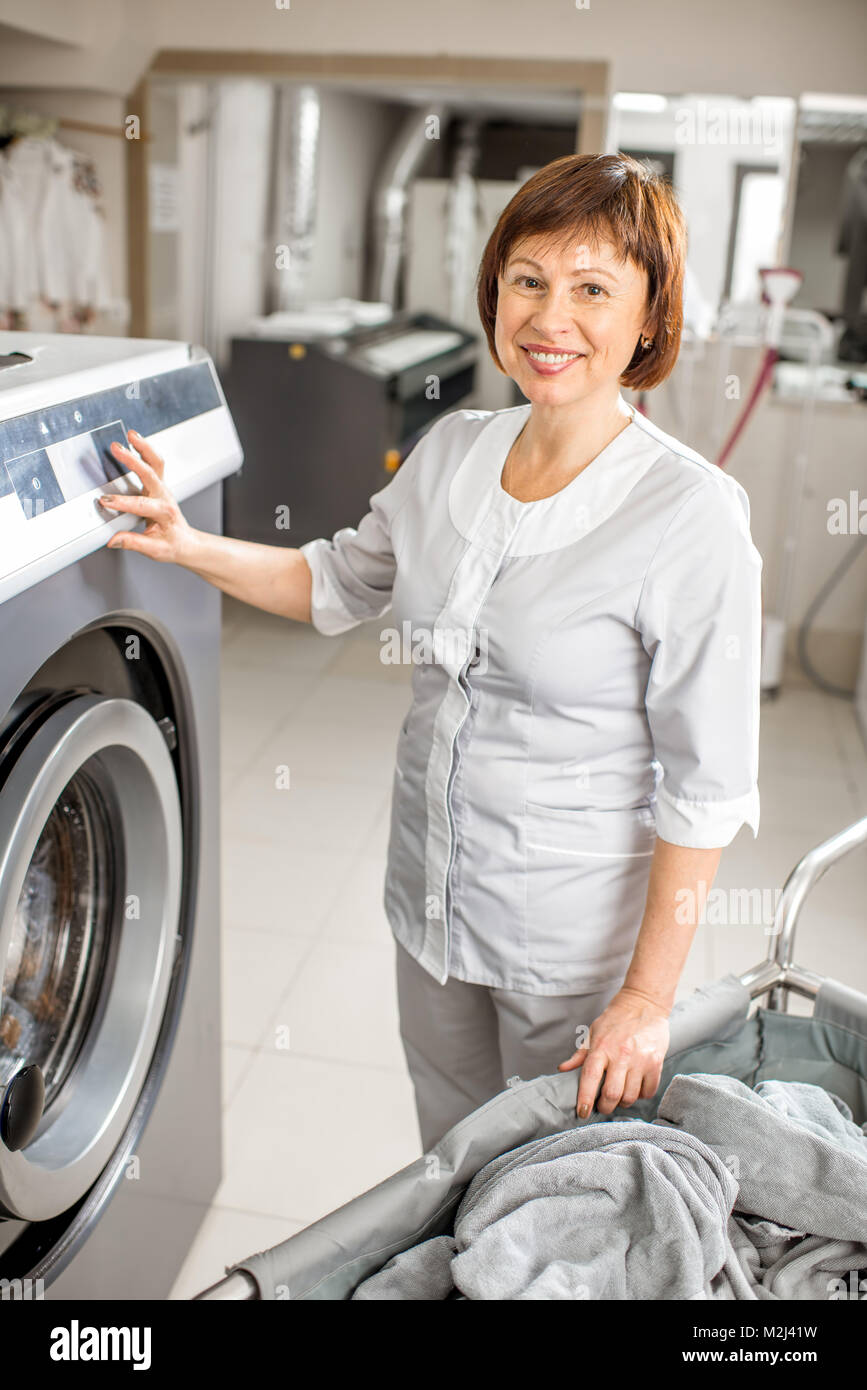 Senior washwoman in der Wäscherei Stockfoto