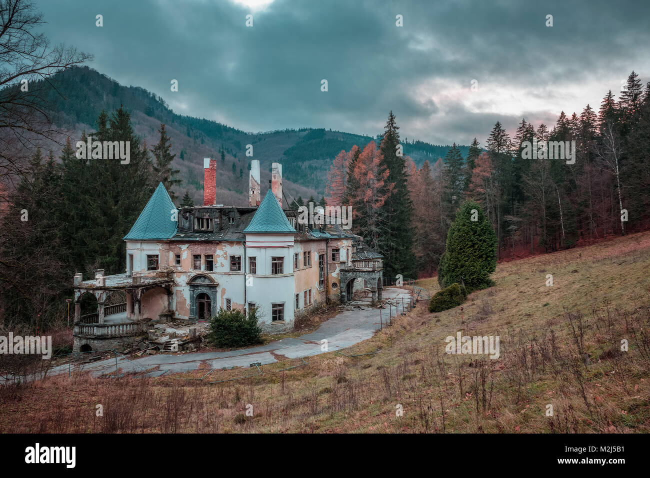 Abgebrochene Health Spa Resort in der Nähe des Dorfes Rajecke Teplice Stockfoto