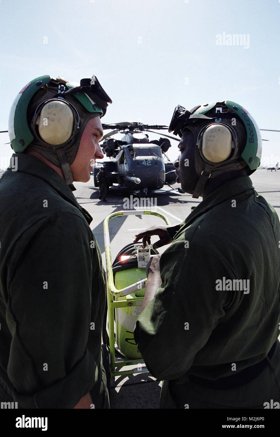 Bilder von Matthew Thomas während Naval Reserve aktives Training mit NAS Sigonella, Sizilien im Mai 2003 HC-4 schwarze Hengste sind in NASSIG stationiert. Mannschaft: AM 1 James Hale-HC-4 von PH1 Thomas 03 von navalsafetycenter Stockfoto