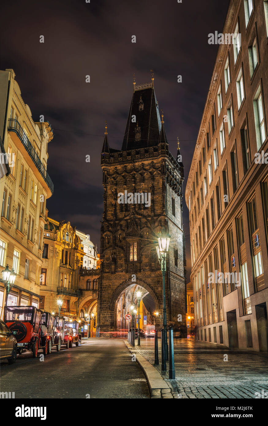 Pulverturm in der Nacht in Prag, Tschechische Republik Stockfoto