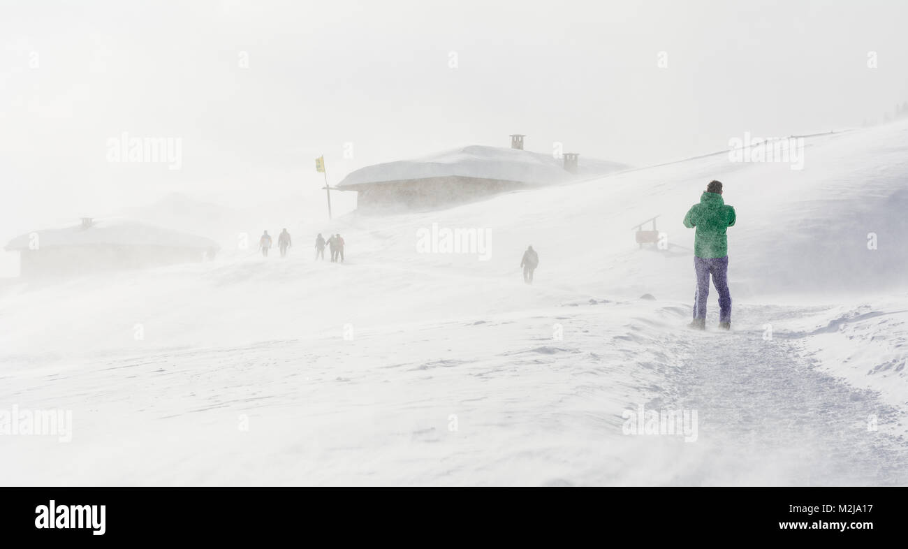 Wanderer Ski bei schlechter Sicht durch einen Schneesturm in der Südtiroler Berge im Winter. Italien Stockfoto