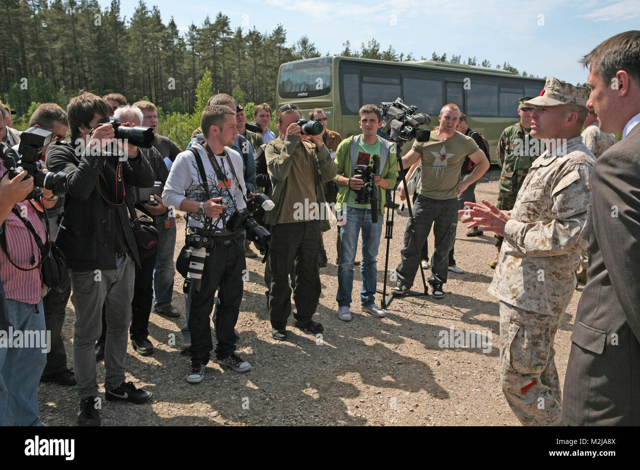 Oberstleutnant James C. McDonald (rechts), kommandierender Offizier der 4. Halterung Bataillon, bietet die Lettische und Vertretern der internationalen Medien einen Überblick über die Navy und Marine Corps die Teilnehmer in der übung Baltic Operations 2010 im Logistik Bereich Support hier. Seit dem Beginn der Übung am 6. Juni die Marinesoldaten und Matrosen des 4. Halterung Bataillon und Naval Beach Gruppe 2 Arbeiten mit Mitgliedern der Streitkräfte von Lettland maritime Präposition Kraft offload Operationen und andere Schulungen sowohl im Meer, und hier an Land zu führen. Marine dominierende o Stockfoto